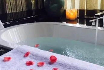 杭州西湖水疗池中的失重冥想：当身体学会漂浮